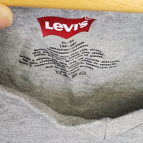 Levi's v neck T-shirt, XL - Picture 3 of 4
